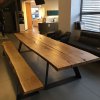 Tische und Bänke aus Massivholz